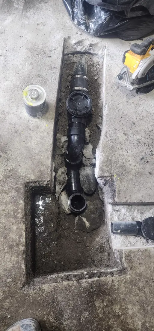 Raccords de drain dans une tranchée ouverte dans la dalle de béton